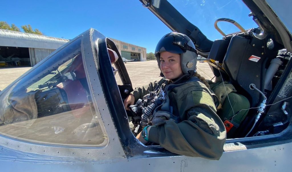 Sofía Vier es la primer piloto de aviones caza bombardero de la Fuerza Aérea Argentina.