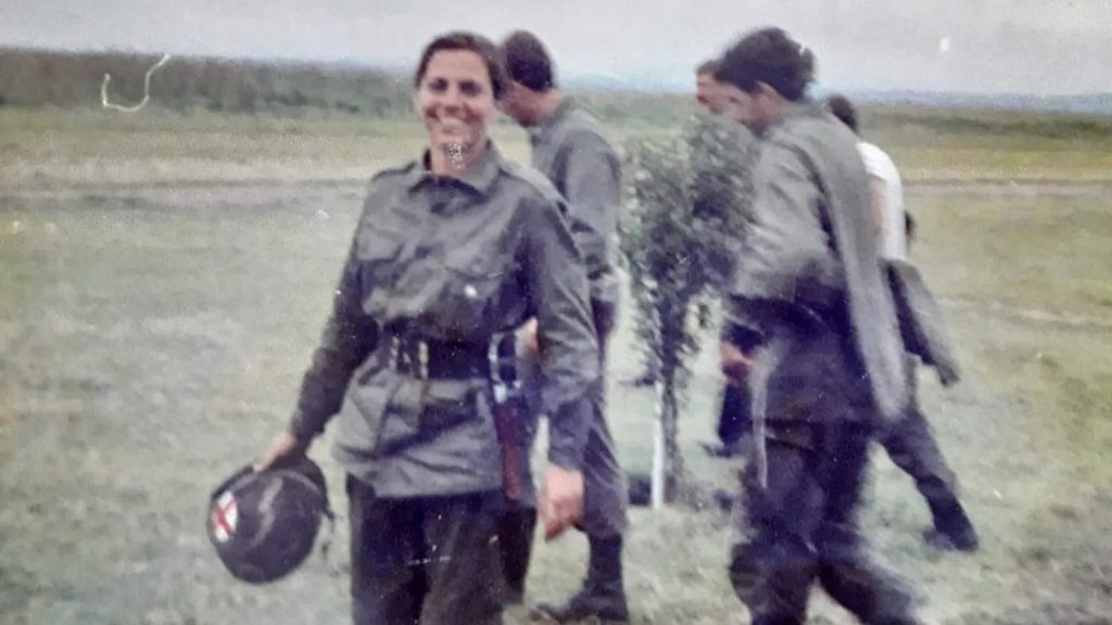 Silvia Criscuolo, la primera mujer paracaidista del Ejército Argentino.