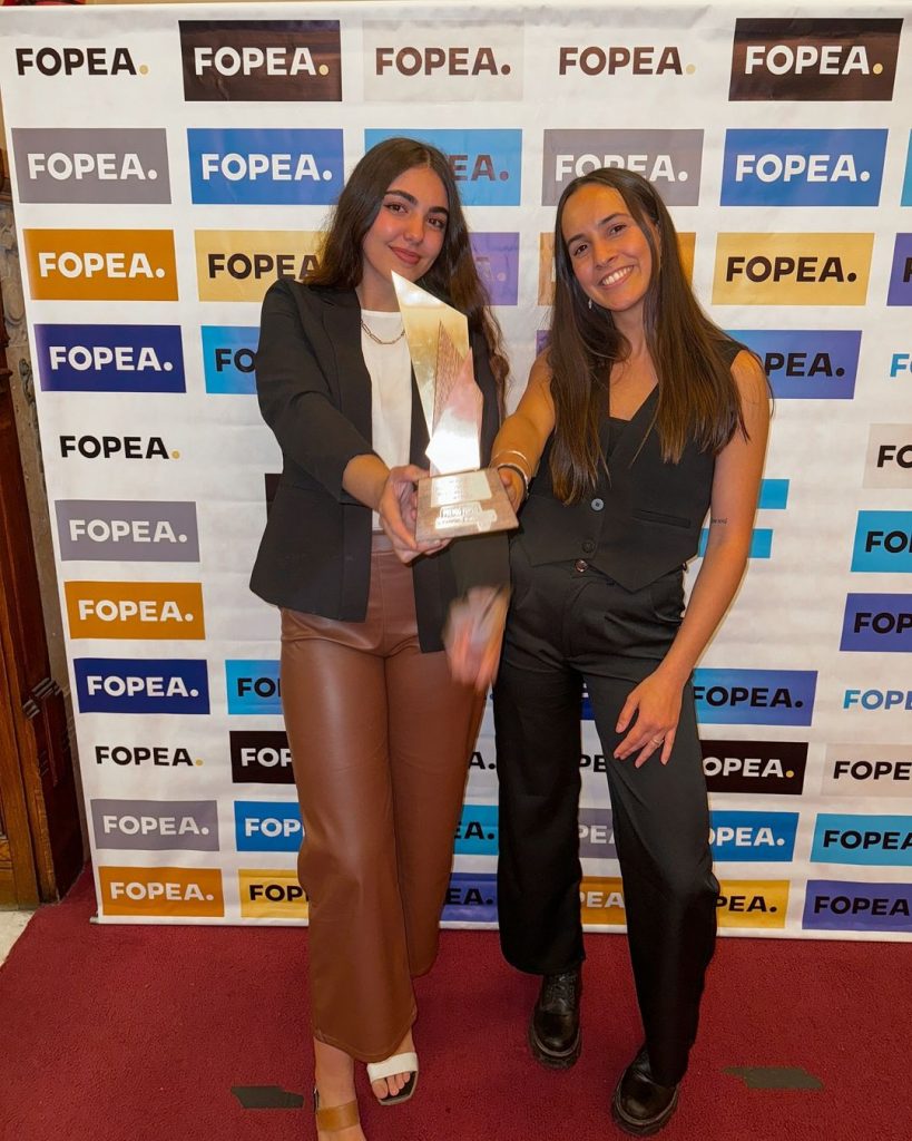 Lola Martín y Lucía Pinatti, con el premio Fopea (Lucía Pinatti).