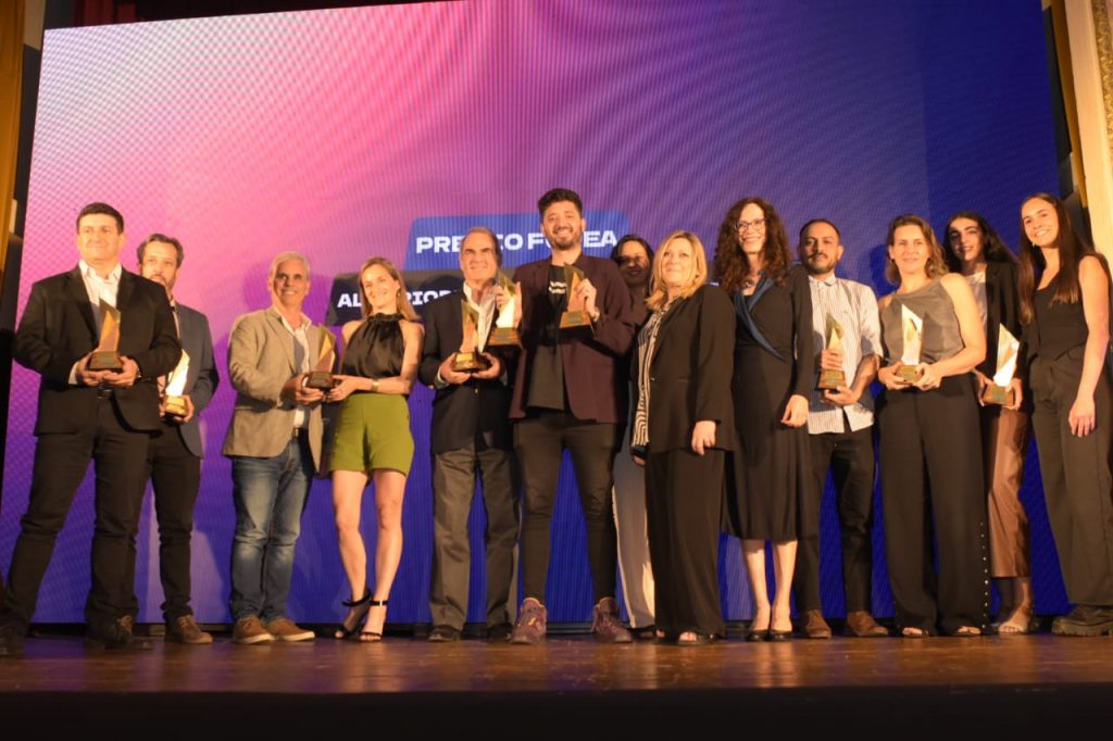 Lucía Pinatti y Lola Martín, junto al resto de los premiados por Fopea (Fopea).