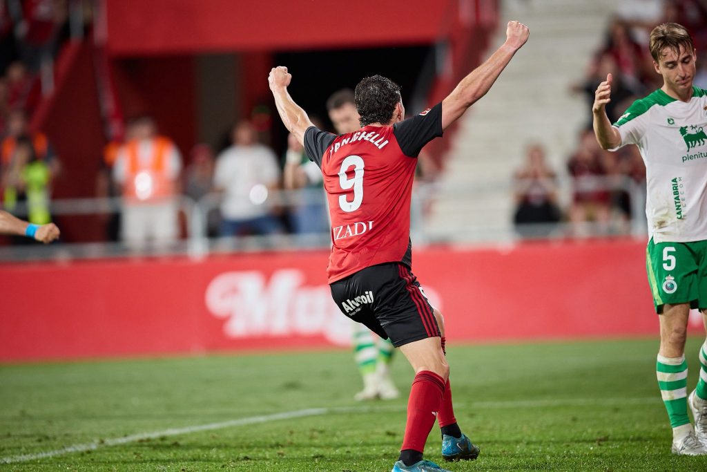Panichelli celebra uno de sus 20 goles con la camiseta del Mirandés, club donde atraviesa su mejor momento en Europa. Foto: cuenta oficial de X del Mirandés