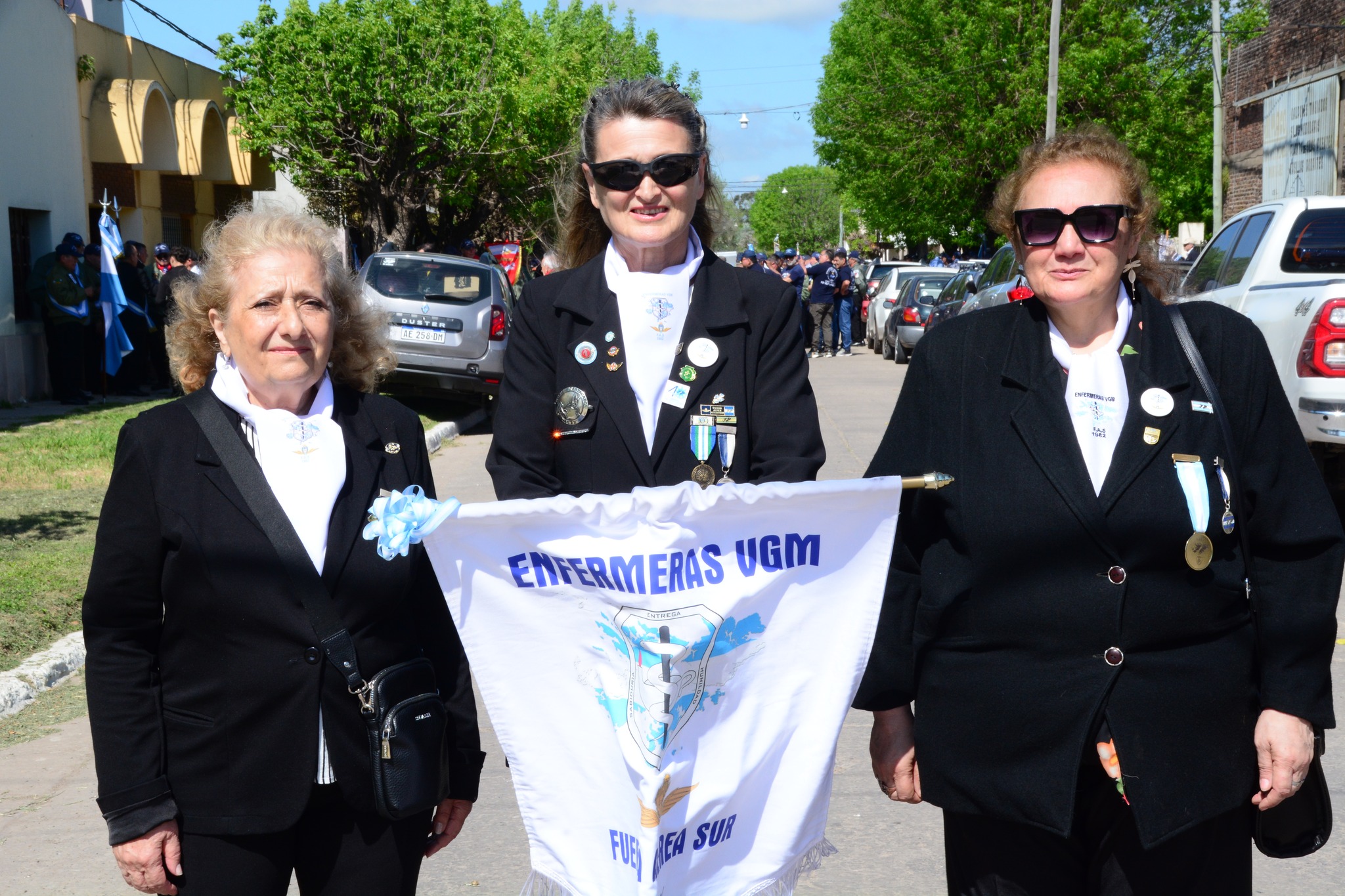 Stella Maris Botta (al centro), junto a sus compañeras veteranas de Malvinas, durante un homenaje a las enfermeras de la Fuerza Aérea. Tres mujeres que, desde distintos frentes, compartieron el mismo compromiso: cuidar en medio de la guerra.