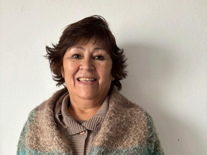 Beatriz Oliva, psicóloga y miembro de la Pastoral de Adicciones Sagrada Familia, durante uno de los encuentros comunitarios en La Calera, donde acompaña a personas y familias en procesos de recuperación.