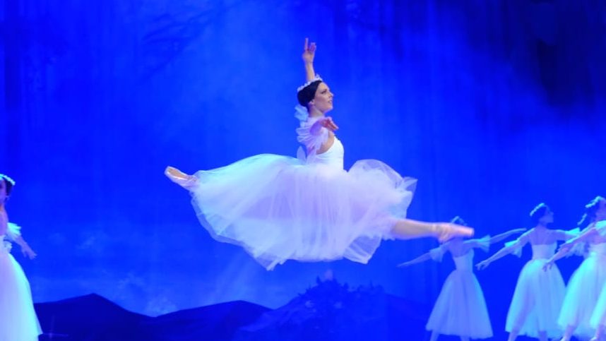 ChatGPT dijo: Camila Morchio, en pleno salto durante una función del Ballet Oficial de la Provincia en el Teatro del Libertador.
